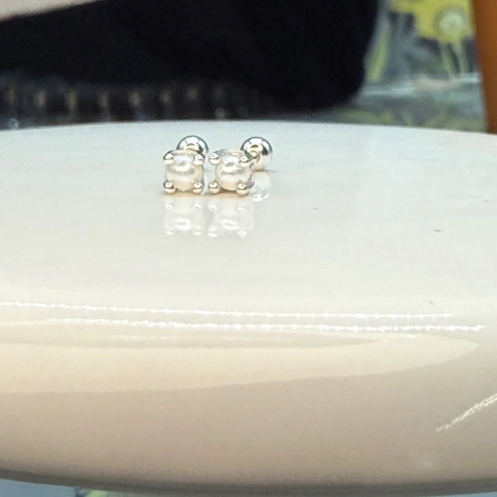 ⭐️🌸Sterling silver 20g 3mm pearl silver screw back earrings nwot - Picture 2 of 9